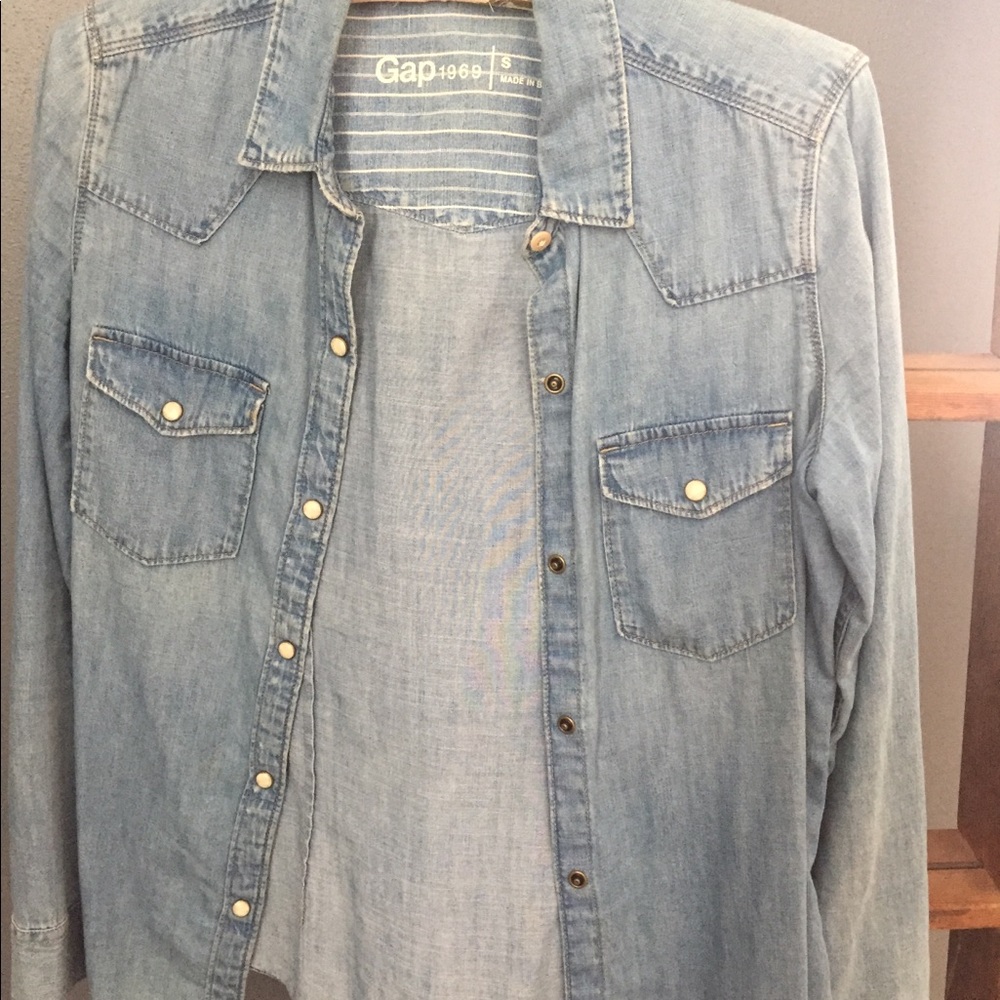 Gap Denim Button Down. Excellent Condition. - image 4